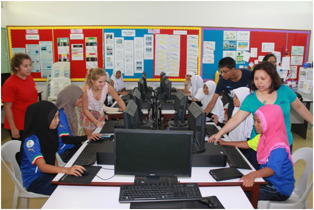 ICT class session for students and assisted by the student assistant from KIS.
