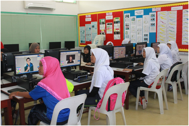 ICT class session for students and assisted by the student assistant from KIS.