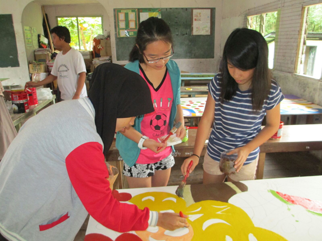 Work at school together with students from the Kinabalu International School (KIS)